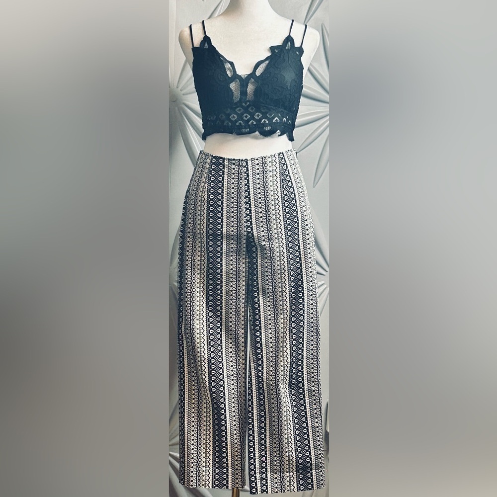 Harold’s SZ 2 black & white cropped straight legged pants, side zipper waist 27” - Picture 4 of 5